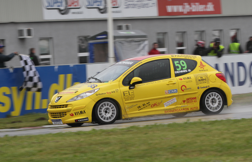 Dennis Bannergård på målstregen
(Foto: Motorsporten.dk)